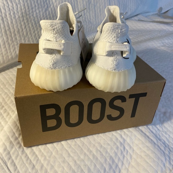 Yeezy Boost 350 V2 Cream/Triple White Size 6 - Picture 4 of 8